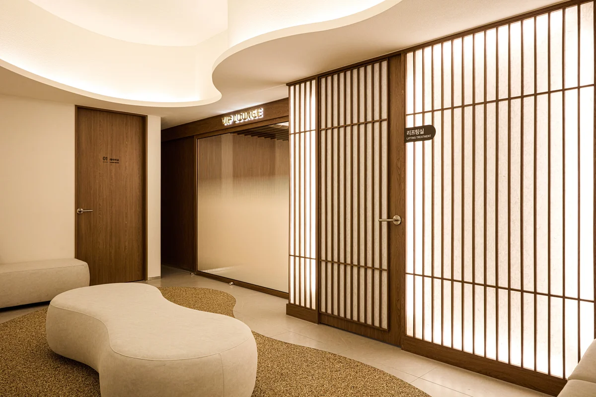 Lobi Klinik REBERRY di Myeongdong | Perkara Seni Air Terjun
